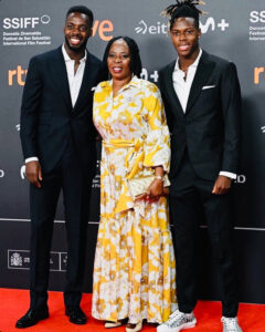 Nico Williams with Inaki Williams and mother Maria 